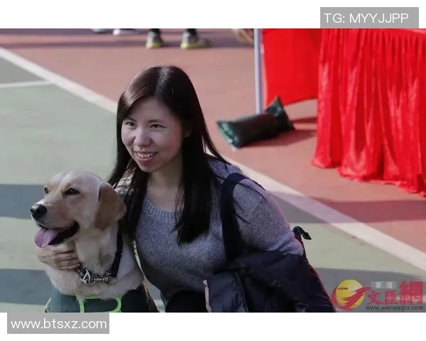 足球明星与可爱狗狗亲密合影展现温馨瞬间与友谊的美好时光